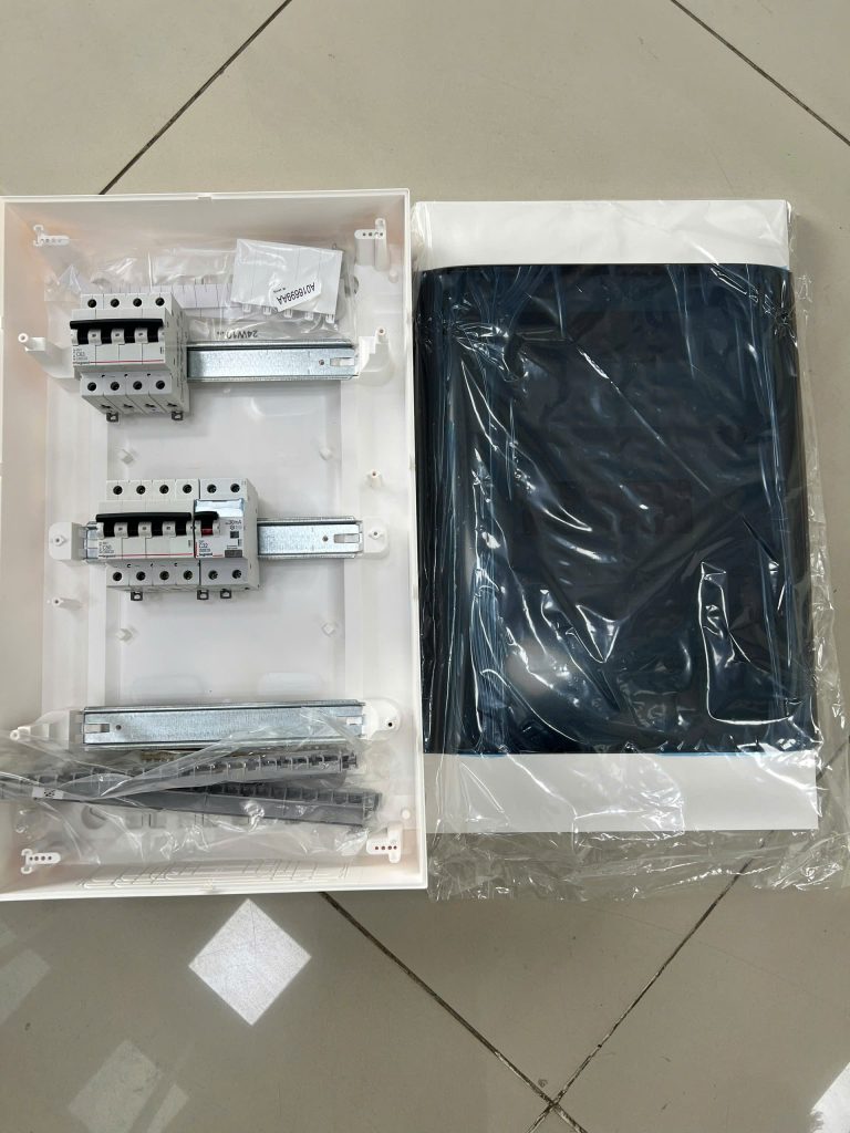 Tủ điện cho ổ cắm công nghiệp Legrand