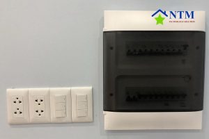 Tủ điện âm tường lắp chìm giúp tiết kiệm không gian, tăng thẩm mỹ và bảo vệ an toàn cho các thiết bị điện bên trong.