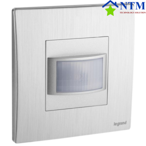 Cảm biến chuyển động PIR gắn tường dùng để bật đèn tự động trong hệ thống nhà thông minh.
