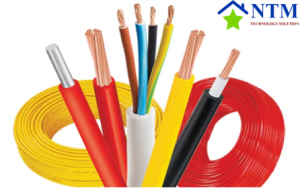 Hình ảnh các loại dây điện và cáp điện với lõi đồng dẫn điện tốt, được sử dụng để truyền tải dòng điện trong hệ thống điện dân dụng.