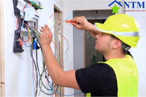 Kỹ thuật viên kiểm tra và lắp đặt tủ điện trong nhà nhằm đảm bảo hệ thống điện vận hành an toàn, ổn định và đúng công suất.